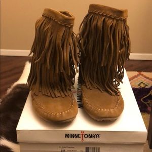 Minnetonka Ann Angled Fringe Boots Dusty Brown 8M